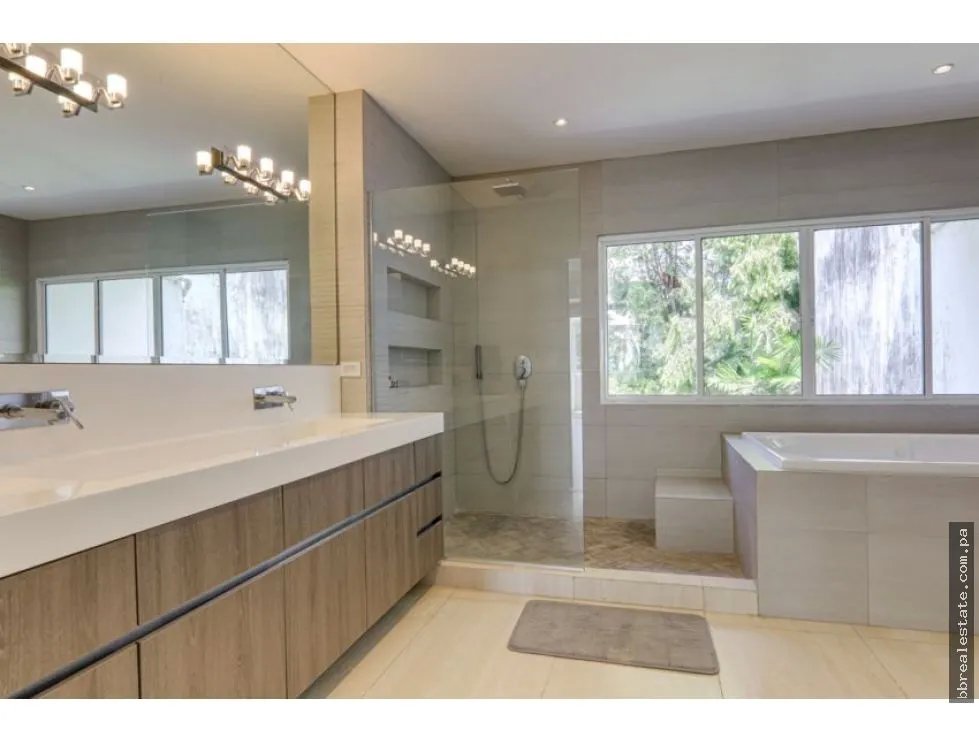 Venta de Casa 3 Niveles En Paitilla