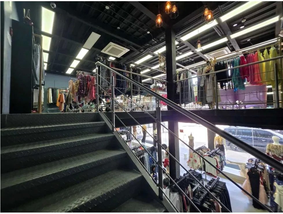 GALERA COMERCIAL CON LOCALES Y BODEGA EN JUAN PABLO II  /TUMBA MUERTO