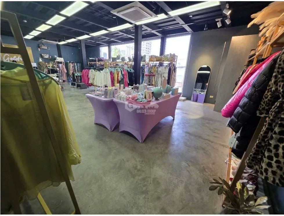 GALERA COMERCIAL CON LOCALES Y BODEGA EN JUAN PABLO II  /TUMBA MUERTO