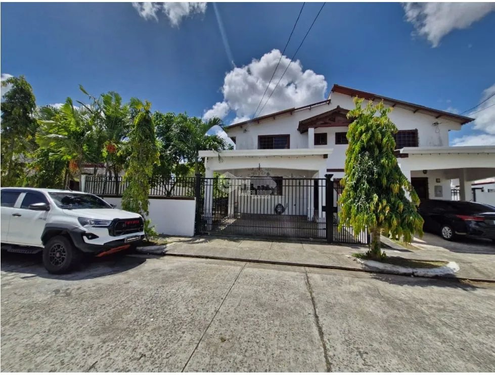 SE VENDE CASA EN LAS CUMBRES PH QUINTAS DEL LAGO CON TERRAZA Y PATIO