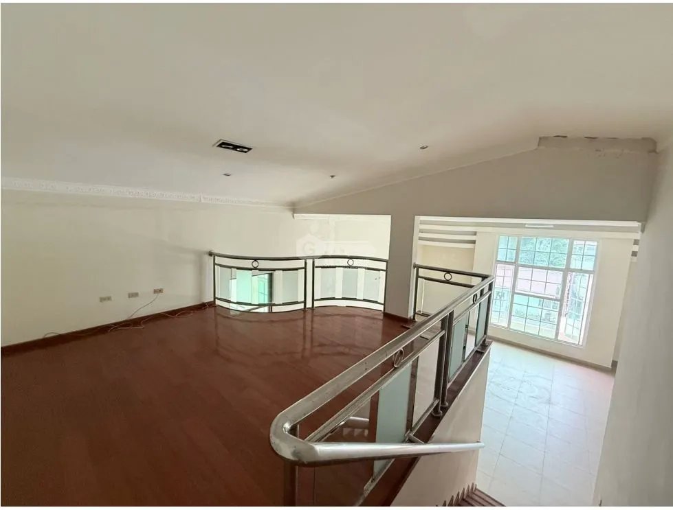 SE VENDE CASA SAN FRANCISCO DE 2 NIVELES CON 10 HABITACIONES Y PISCINA