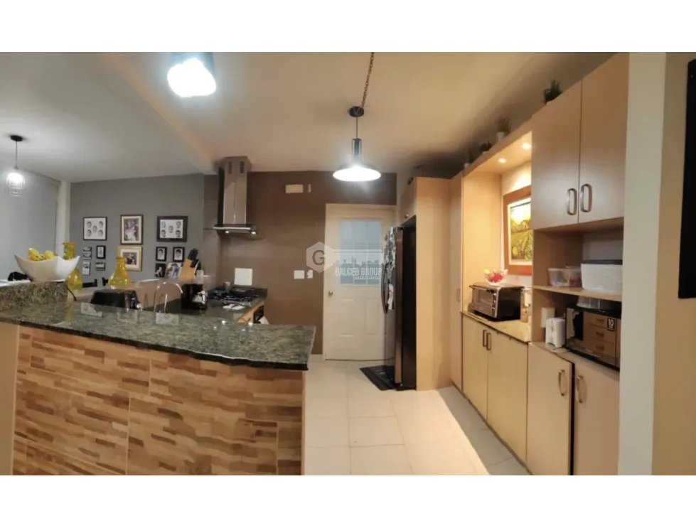 SE VENDE CASA EN VERSALLES CON  3 HABITACIONES 331M 2 PARKING TERRAZA