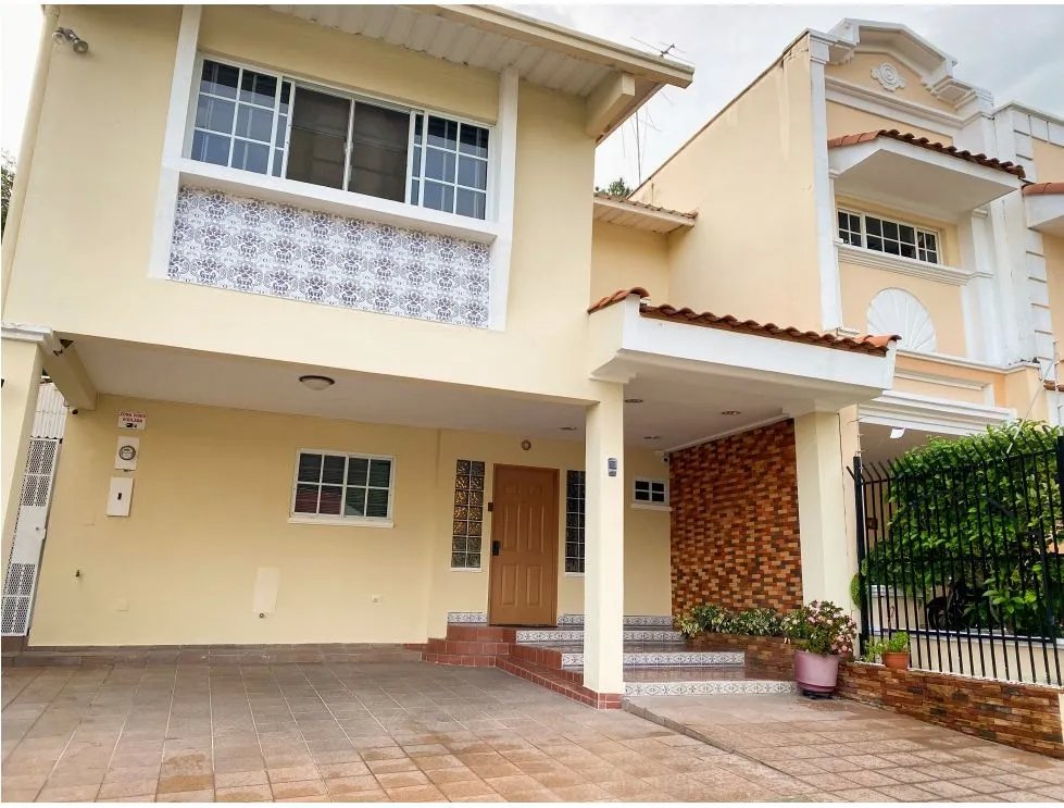 SE VENDE CASA EN BETANIA MIRAFLORES 326M 2 PISOS 3 HABITACION 4 BAÑOS