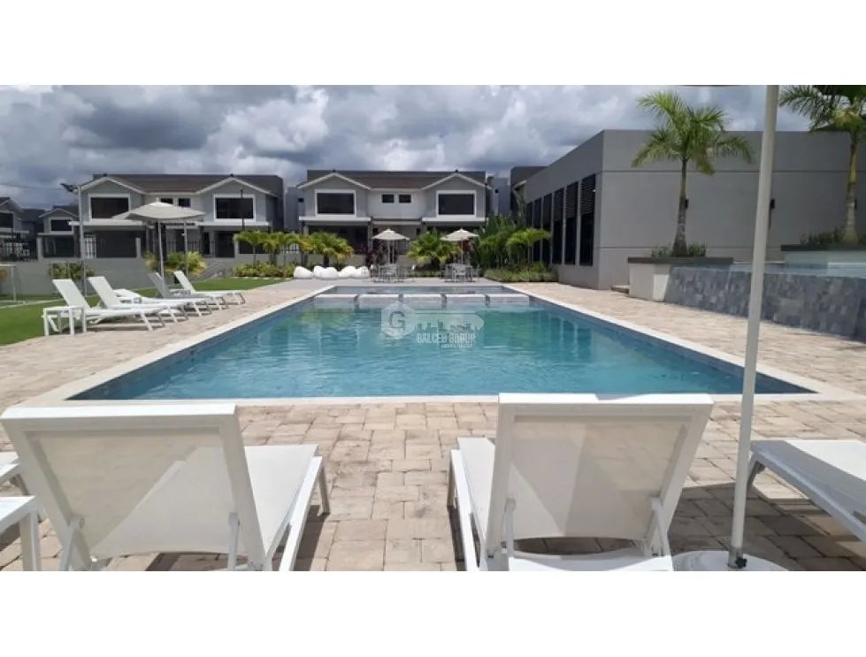 SE VENDE CASA EN BRISAS DEL GOLF PH AVENTURA DE 4 HABITACIONES Y PATIO