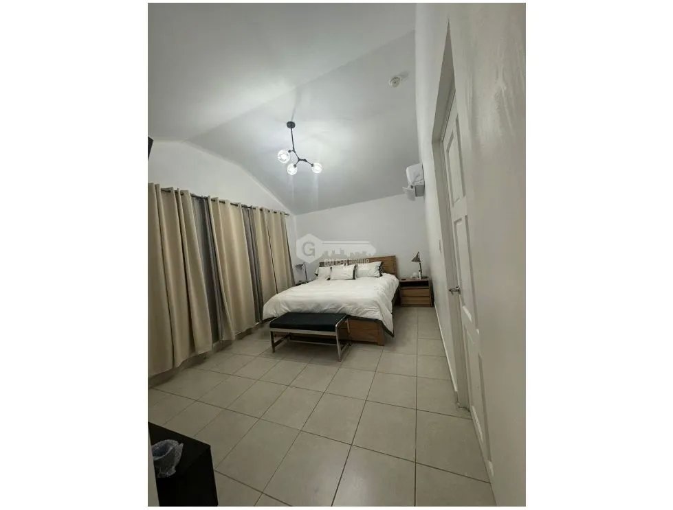 SE VENDE CASA EN BRISAS DEL GOLF PH AVENTURA DE 4 HABITACIONES Y PATIO