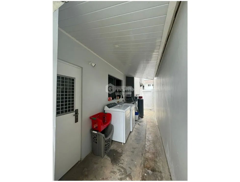 SE VENDE CASA EN BRISAS DEL GOLF PH AVENTURA DE 4 HABITACIONES Y PATIO