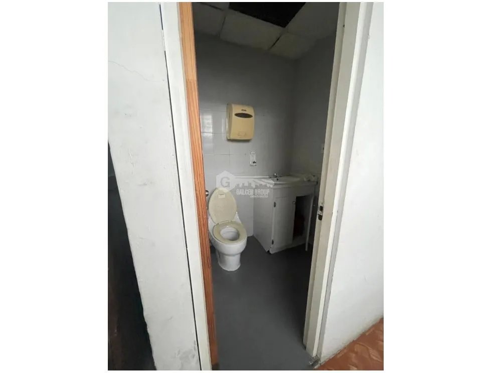 SE VENDE OFIBODEGA EN COLON SANTA ISABEL CON MEZZANINE SOBRE VIA