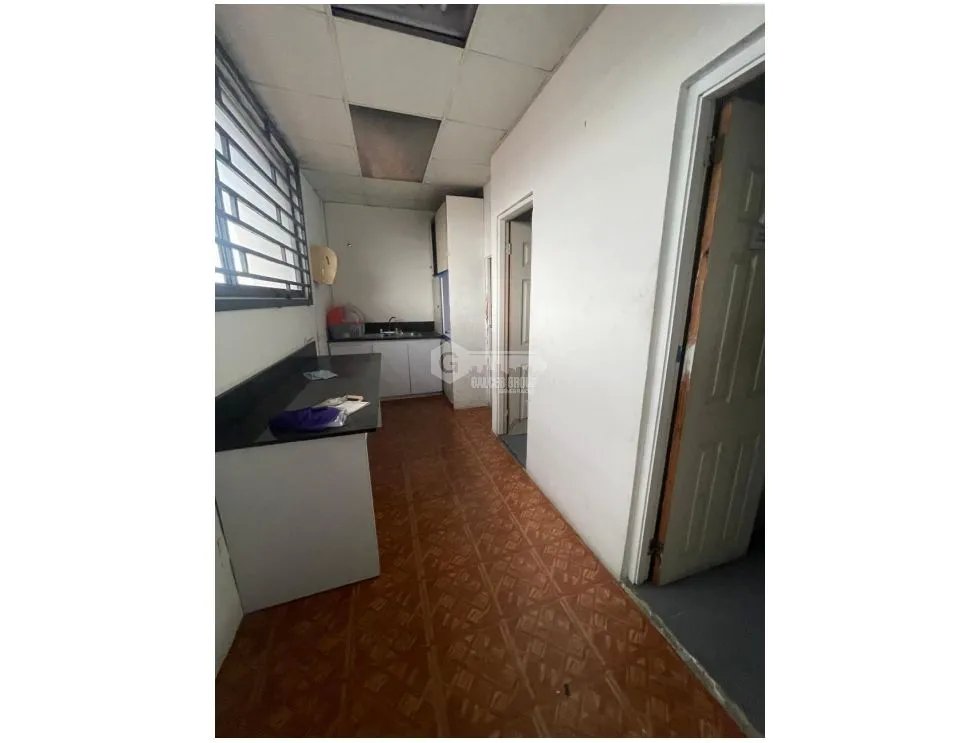 COLON / OFIBODEGA / 1800M / PUERTA ENROLLABLE / MEZZANINE / SOBRE VIA