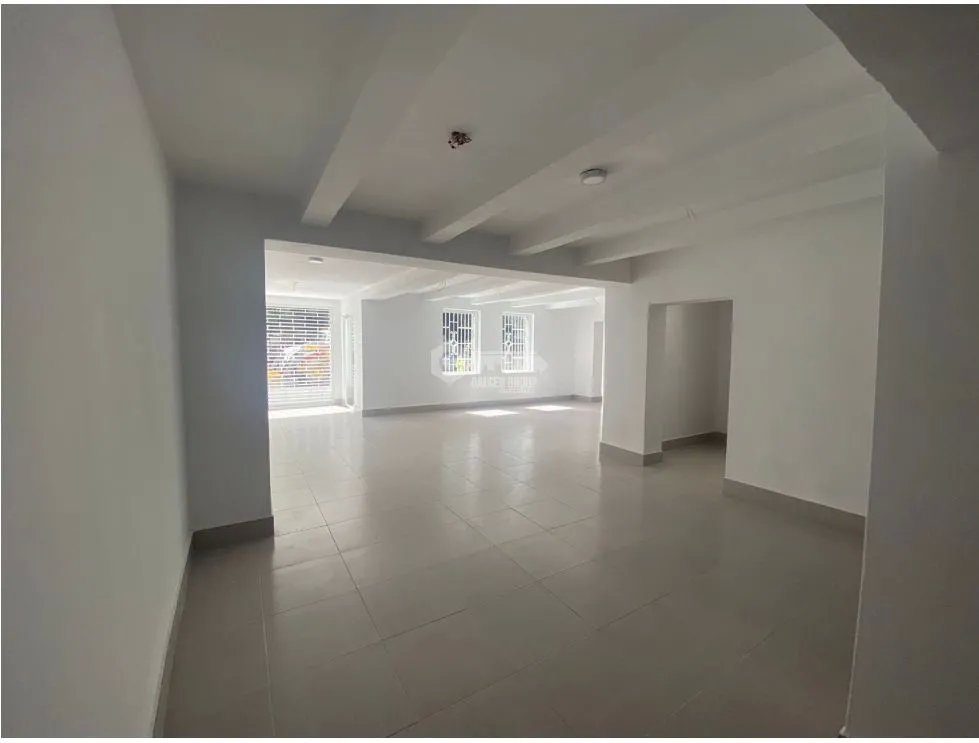 LOCAL / BELLA VISTA / 75M / SOBRE AVENIDA PRINCIPAL / A ESTRENAR