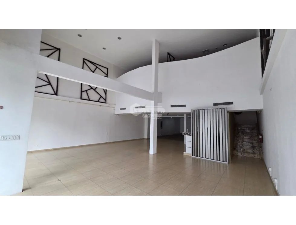 OBARRIO / 330M / MEZZANINE / DIVISIONES / 5 PARKING / SOBRE VÍA
