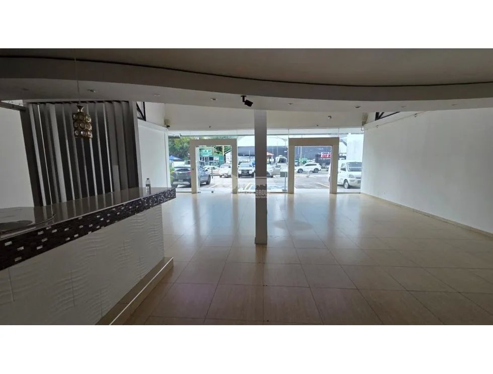 OBARRIO / 330M / MEZZANINE / DIVISIONES / 5 PARKING / SOBRE VÍA