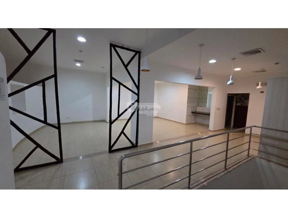 OBARRIO / 330M / MEZZANINE / DIVISIONES / 5 PARKING / SOBRE VÍA