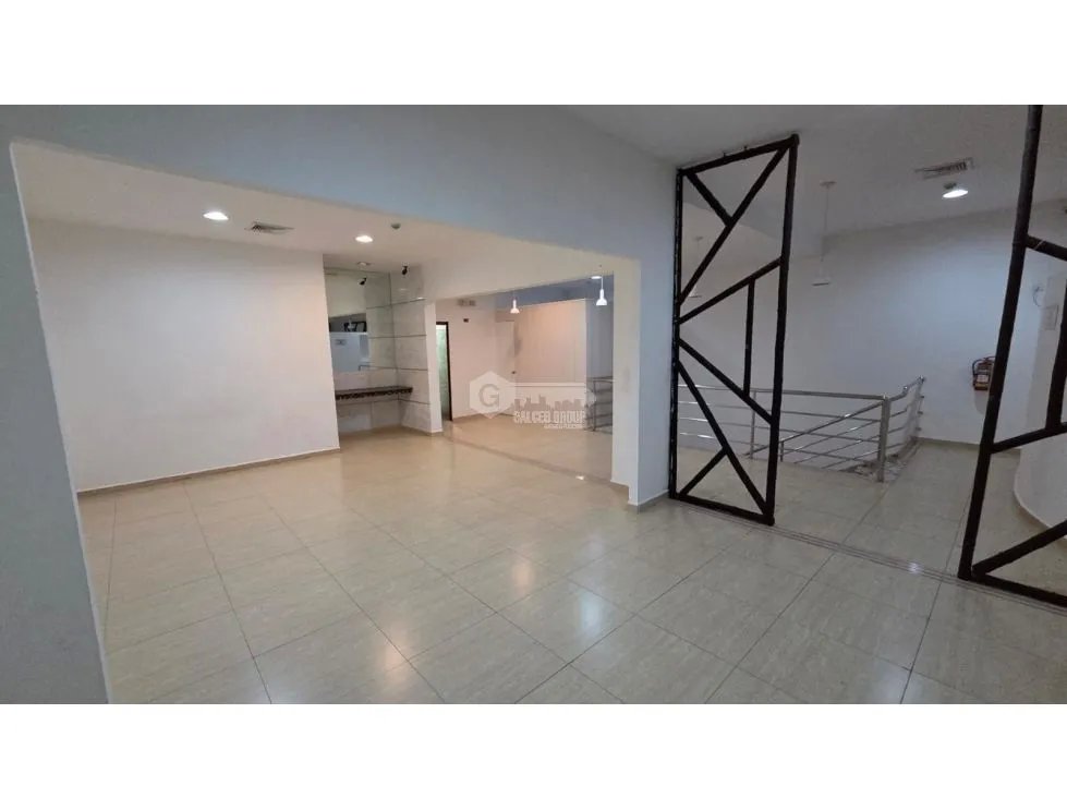 OBARRIO / 330M / MEZZANINE / DIVISIONES / 5 PARKING / SOBRE VÍA