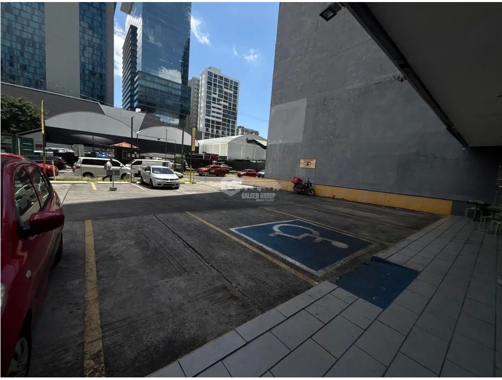 OBARRIO / 330M / MEZZANINE / DIVISIONES / 5 PARKING / SOBRE VÍA