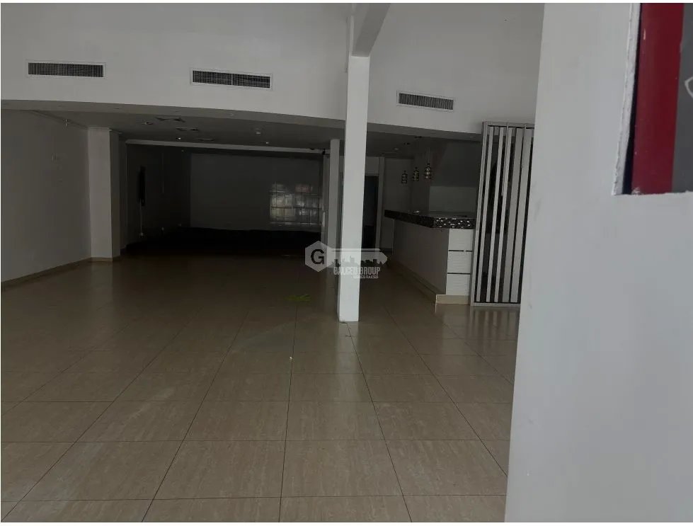 OBARRIO / 330M / MEZZANINE / DIVISIONES / 5 PARKING / SOBRE VÍA
