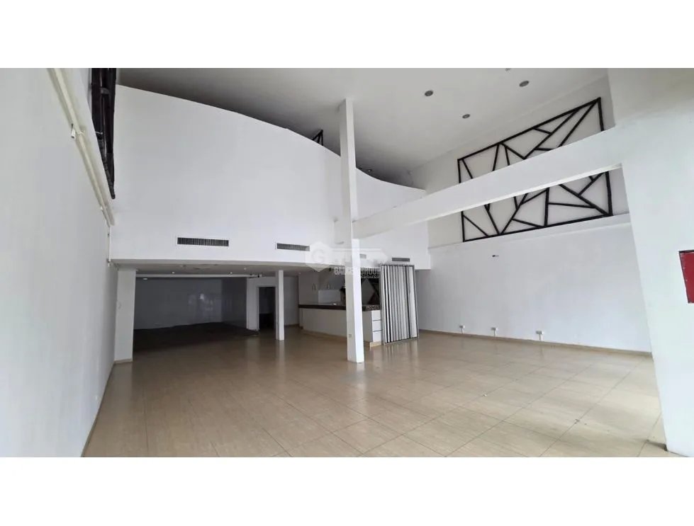 OBARRIO / 330M / MEZZANINE / DIVISIONES / 5 PARKING / SOBRE VÍA