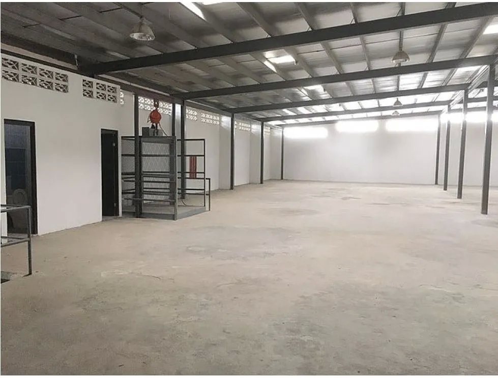 SE VENDE GALERA EN LLANO BONITO DE 2700M CON 2 ELEVADORES DE CARGA
