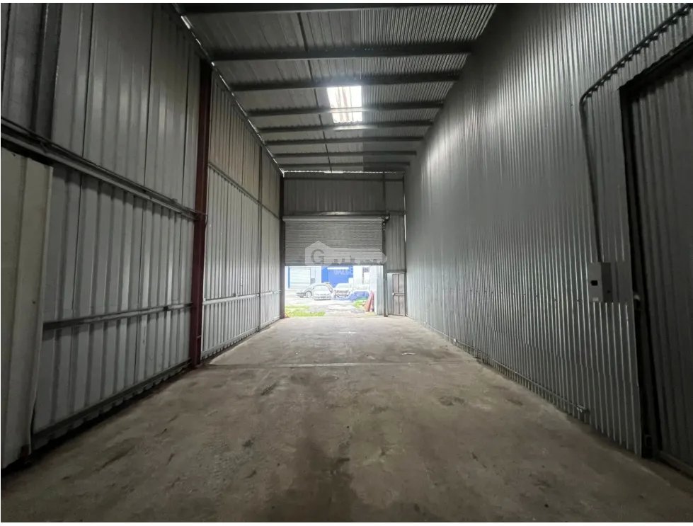 ALQUILER DE GALERA 80M EN PARQUE INDUSTRIAL MAÑANITAS ESPACIO AMPLIO