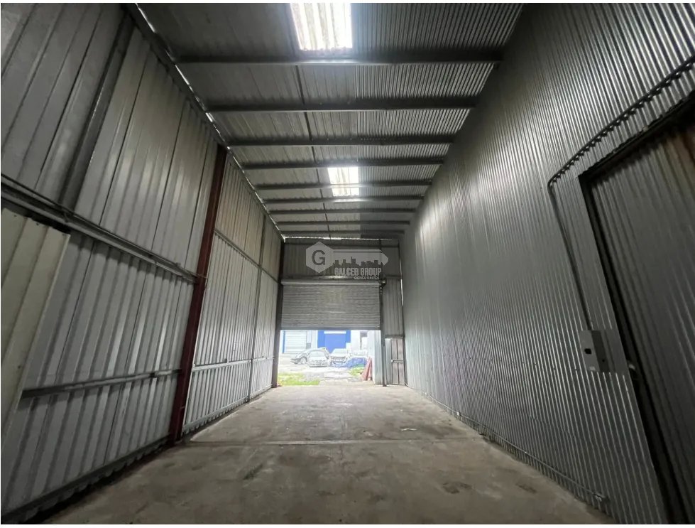 ALQUILER DE GALERA 80M EN PARQUE INDUSTRIAL MAÑANITAS ESPACIO AMPLIO