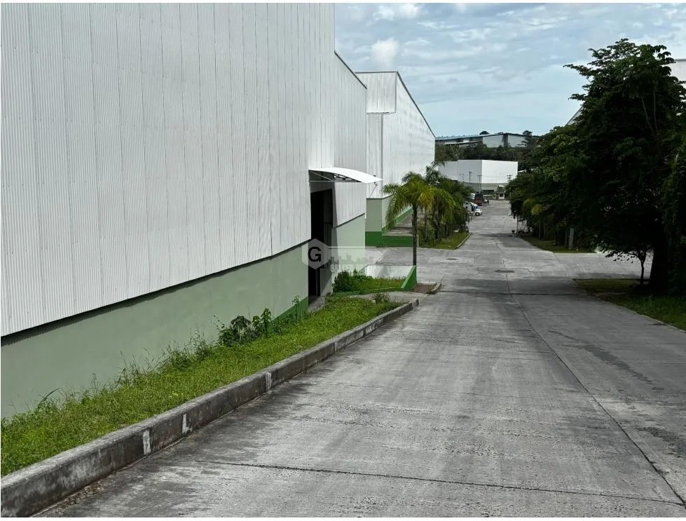 BODEGA EN LAS MAÑANITAS / USO COMERCIAL / 2738M /  PARQUE INDUSTRIAL