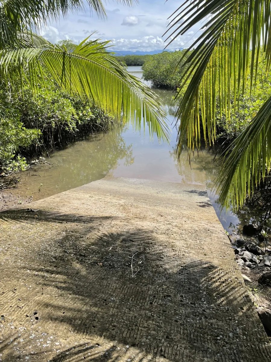 Península privada con casa y acceso al mar en Boca Chica