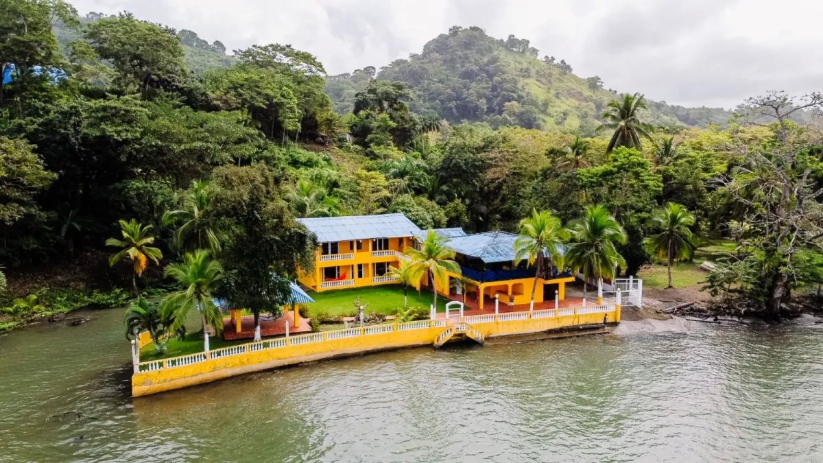 Se Vende Casa frente al mar en Portobelo, Colón