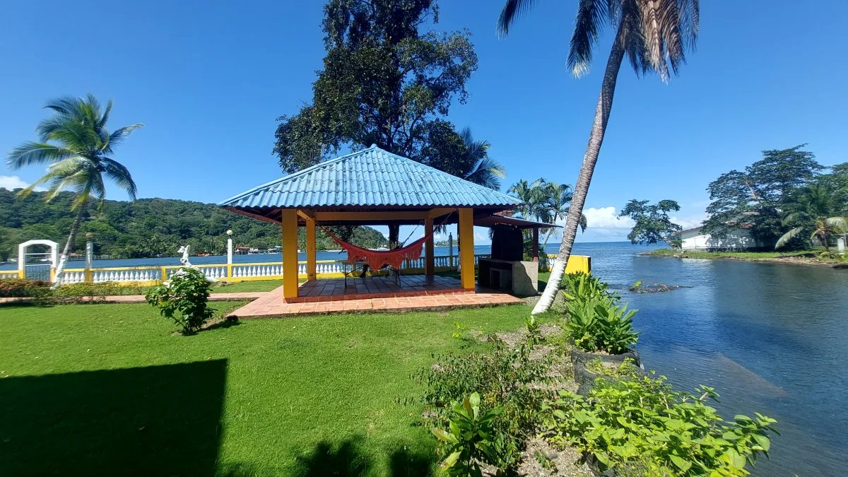 Beachfront house for sale in Portobelo, Colón