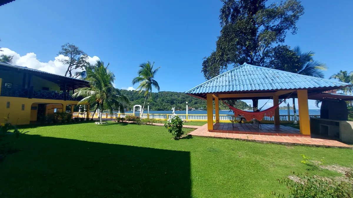Beachfront house for sale in Portobelo, Colón