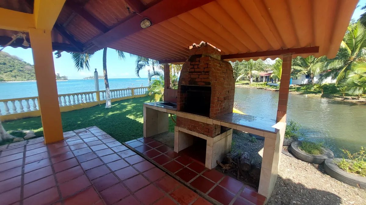 Beachfront house for sale in Portobelo, Colón