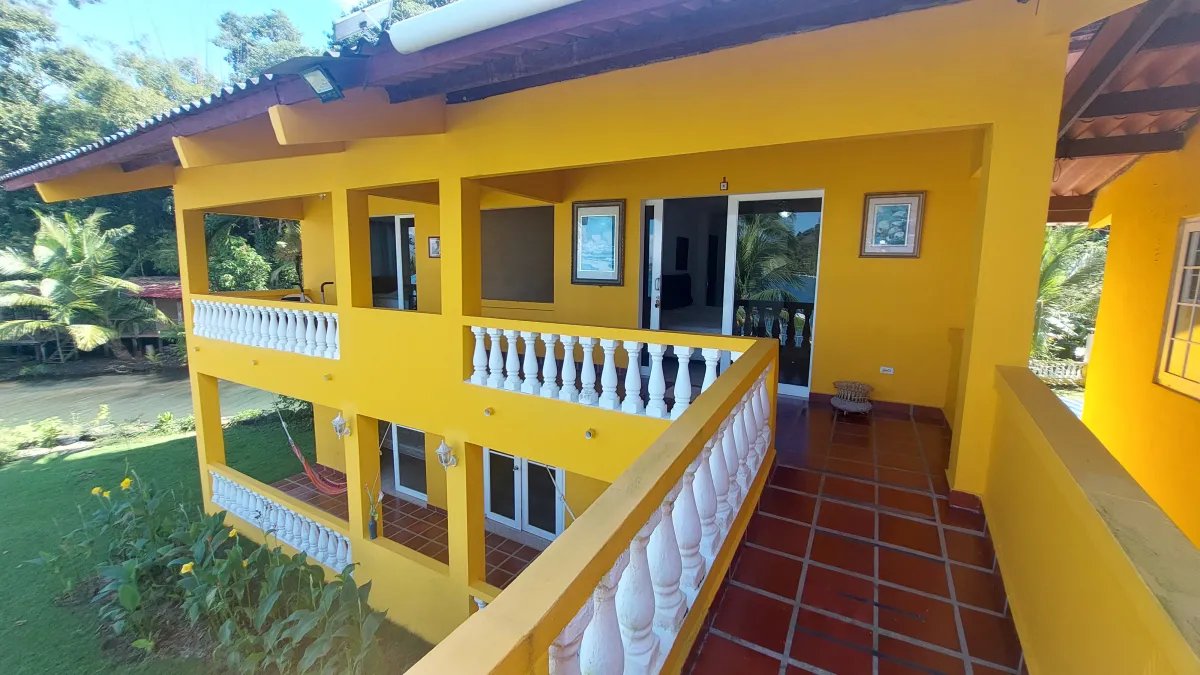 Beachfront house for sale in Portobelo, Colón