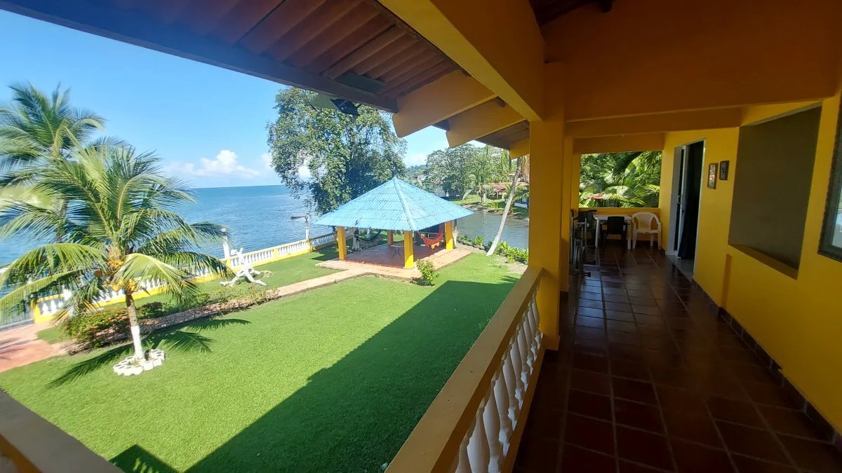 Beachfront house for sale in Portobelo, Colón