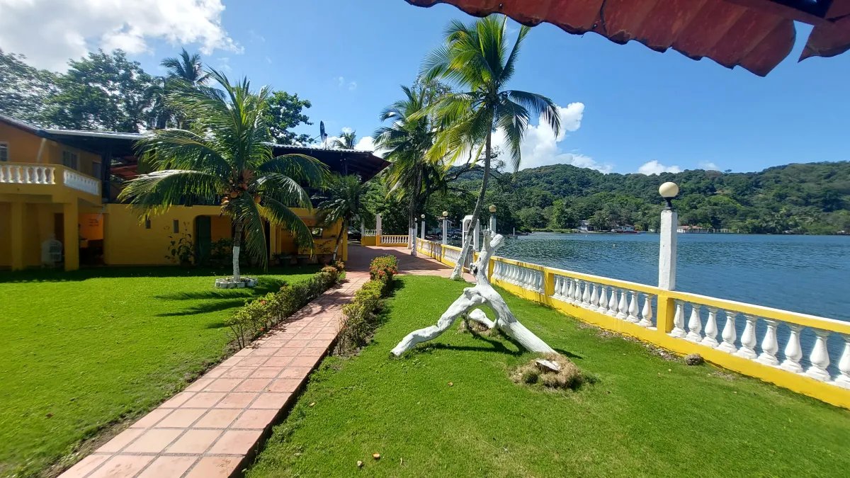 Beachfront house for sale in Portobelo, Colón