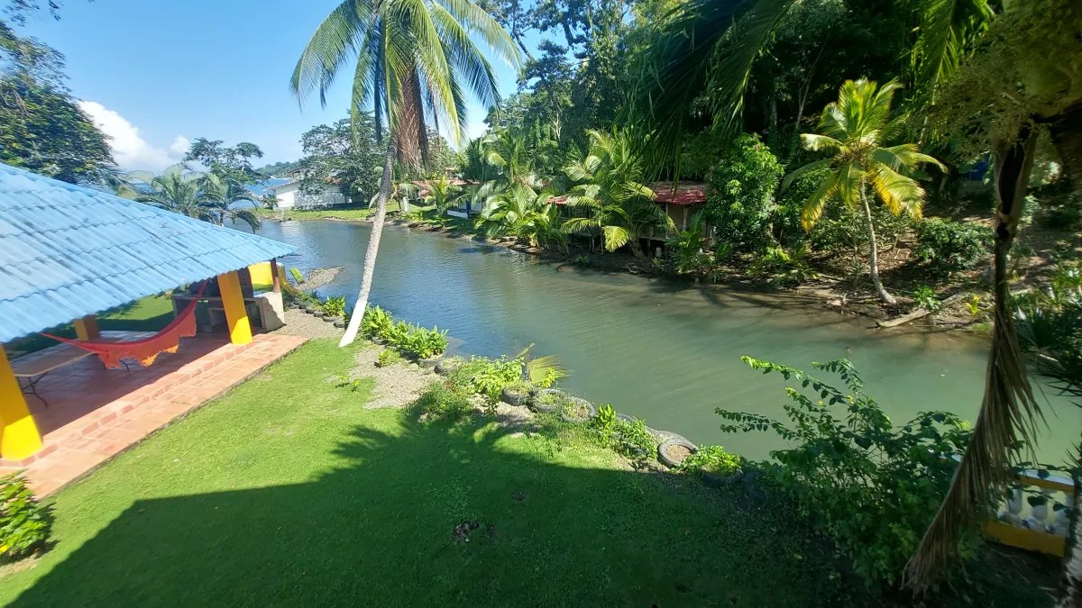 Beachfront house for sale in Portobelo, Colón