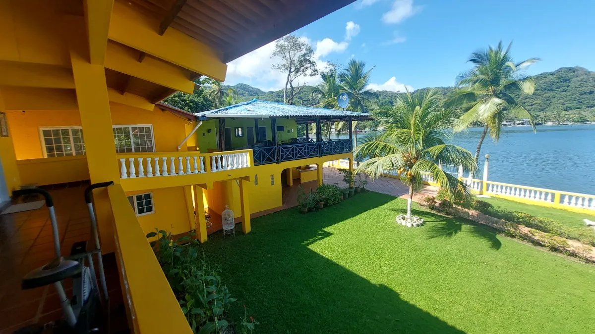 Beachfront house for sale in Portobelo, Colón