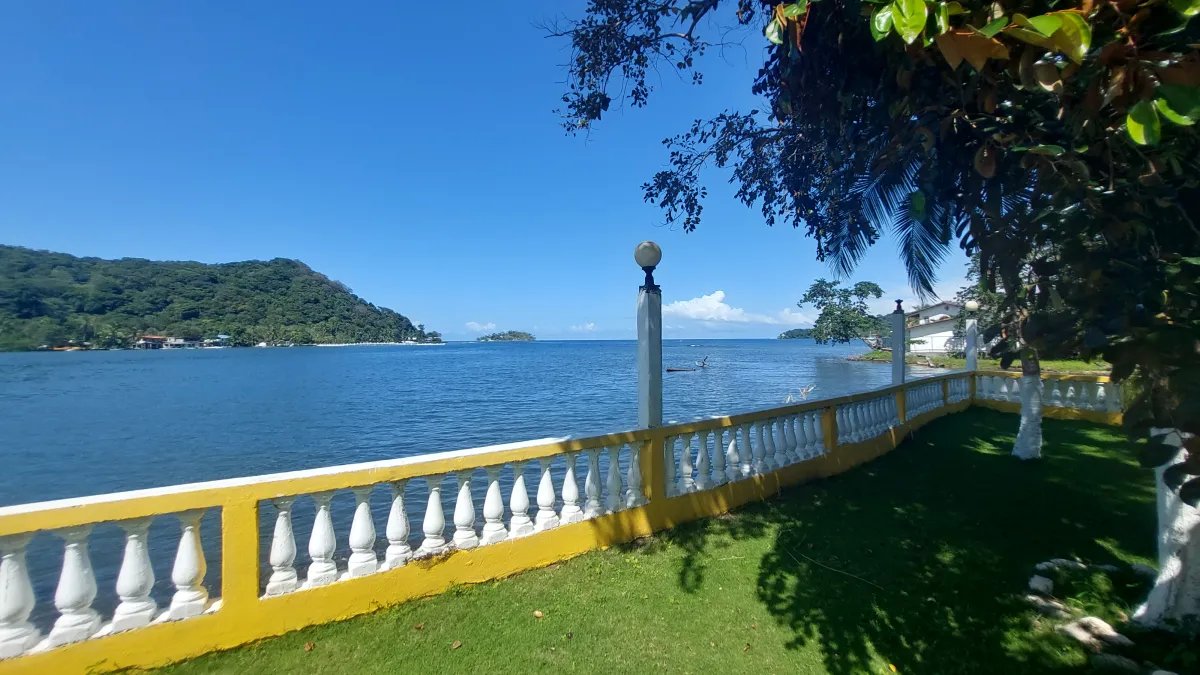 Beachfront house for sale in Portobelo, Colón