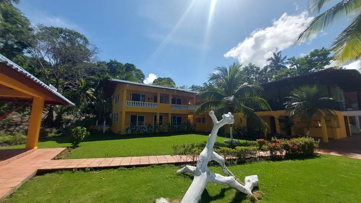 Beachfront house for sale in Portobelo, Colón
