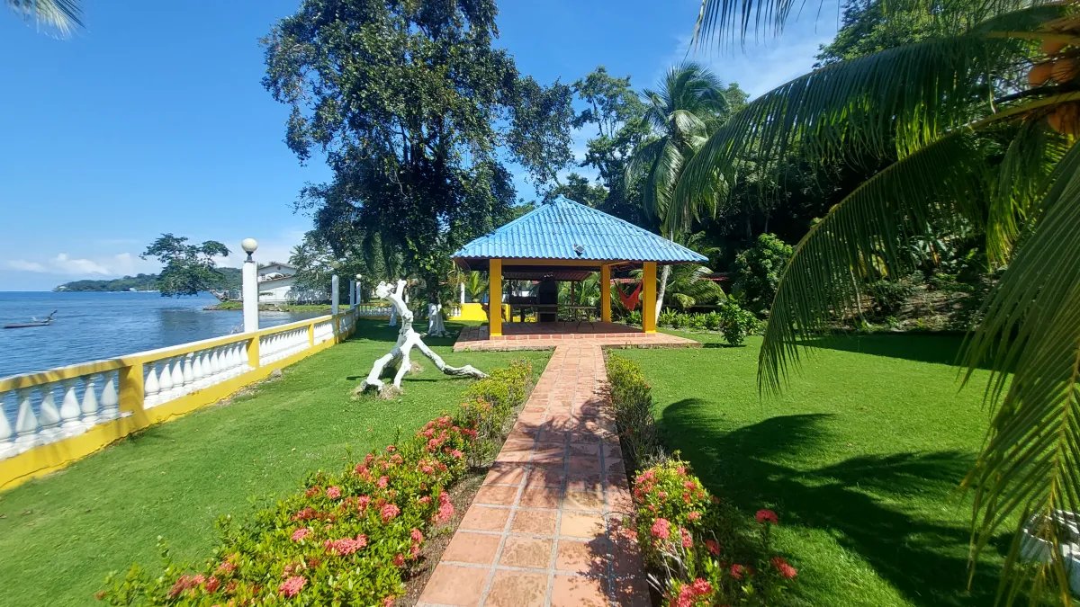 Beachfront house for sale in Portobelo, Colón