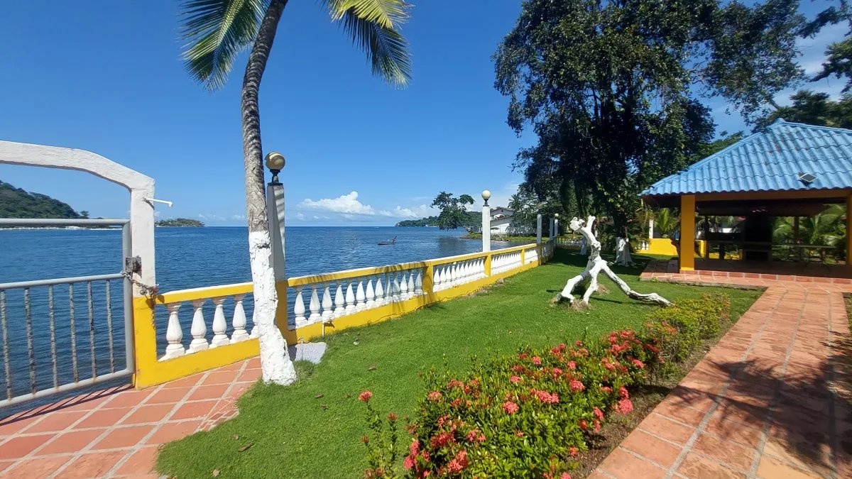 Beachfront house for sale in Portobelo, Colón