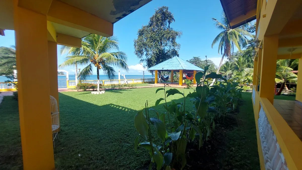 Beachfront house for sale in Portobelo, Colón