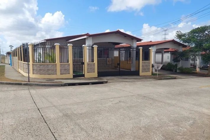Se vende casa de esquina en Brisas del Golf, Arraiján