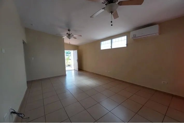 Se vende casa de esquina en Brisas del Golf, Arraiján