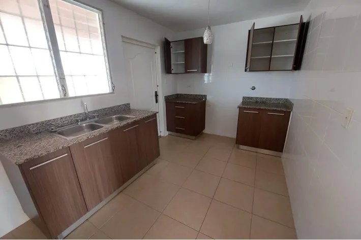 Se vende casa de esquina en Brisas del Golf, Arraiján