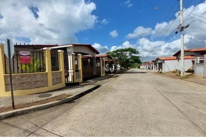 Se vende casa de esquina en Brisas del Golf, Arraiján