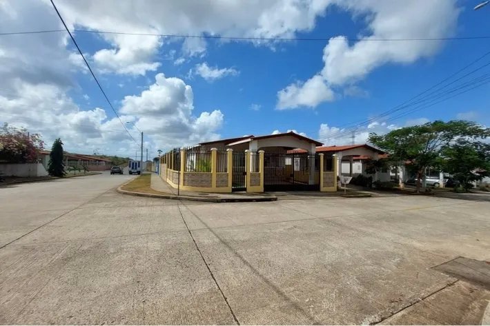 Se vende casa de esquina en Brisas del Golf, Arraiján