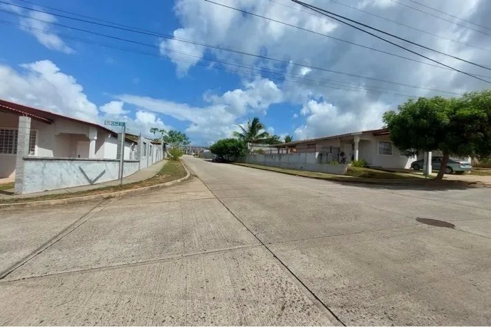 Se vende casa de esquina en Brisas del Golf, Arraiján