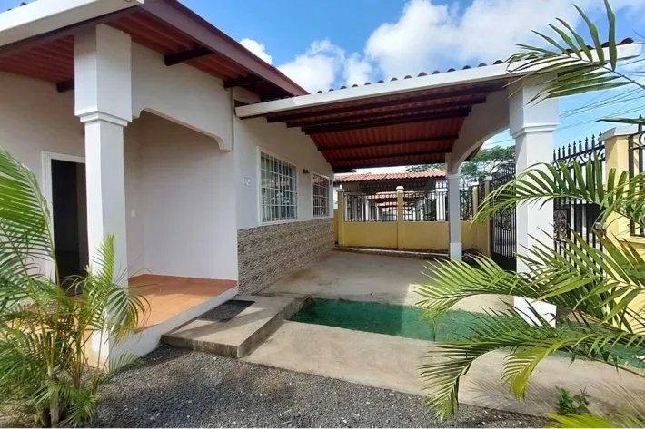 Se vende casa de esquina en Brisas del Golf, Arraiján