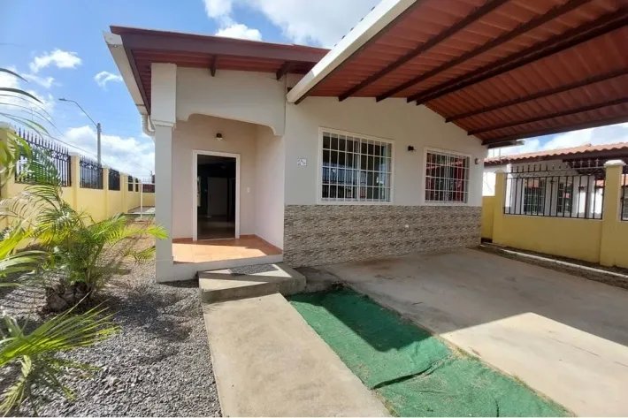 Se vende casa de esquina en Brisas del Golf, Arraiján