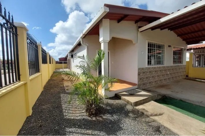 Se vende casa de esquina en Brisas del Golf, Arraiján