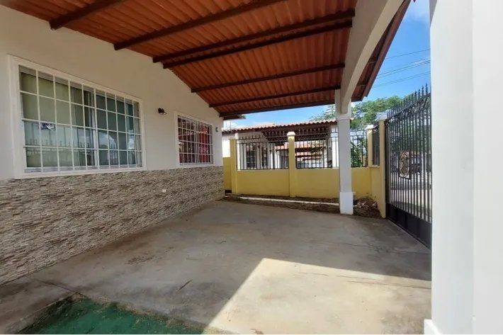 Se vende casa de esquina en Brisas del Golf, Arraiján