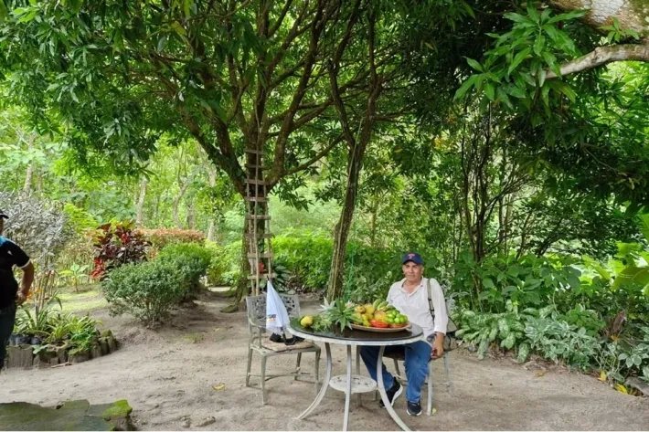 ESPECTACULAR PROPIEDAD RODEADA DE ARBOLES FRUTALES DE 1.2 HECTAREAS (2.96 ACRES). A 50 METROS DE LA CALLE PRINCIPAL DE ANTON. CON TITULO DE PROPIEDAD.
